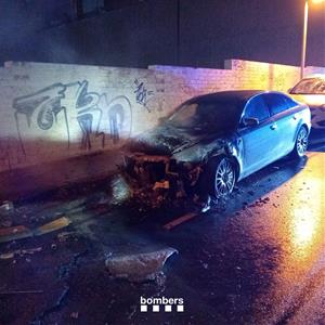 Incendi de dos contenidors i un vehicle al Vendrell la nit de Cap d'Any
