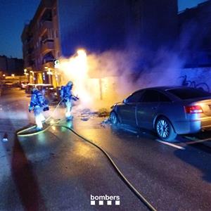 Incendi de dos contenidors i un vehicle al Vendrell la nit de Cap d'Any. Bombers