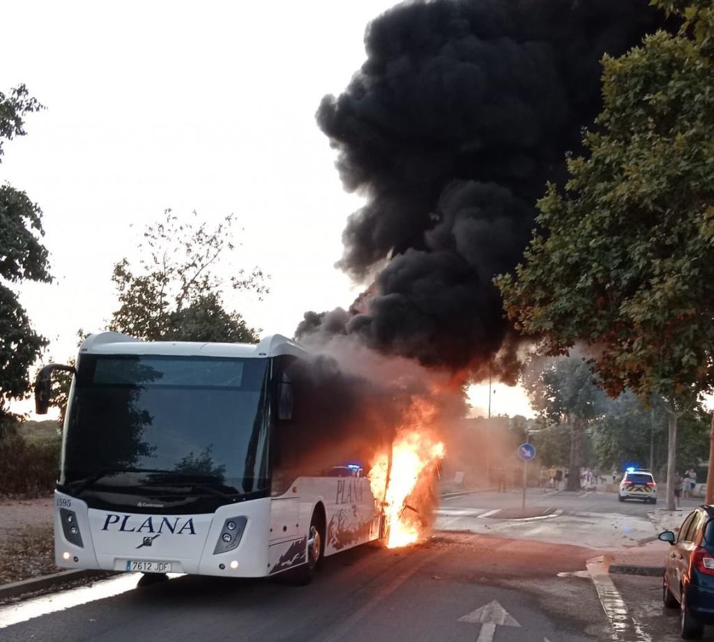 Incendi en un autobús a Vilanova sense ferits. Policia local de Vilanova