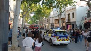 Incendi en un restaurant de Vilanova i la Geltrú genera gran expectació a la rambla Principal. EIX