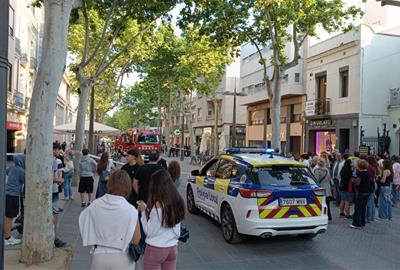Incendi en un restaurant de Vilanova i la Geltrú genera gran expectació a la rambla Principal. EIX