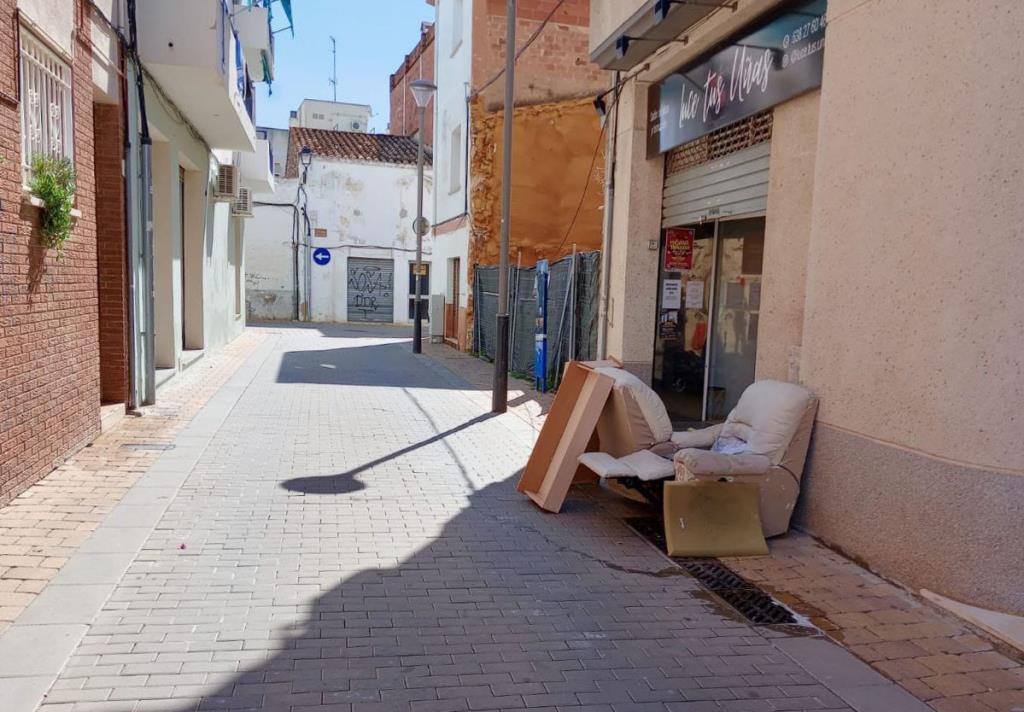 Incivisme al nucli antic de Cunit. Eix