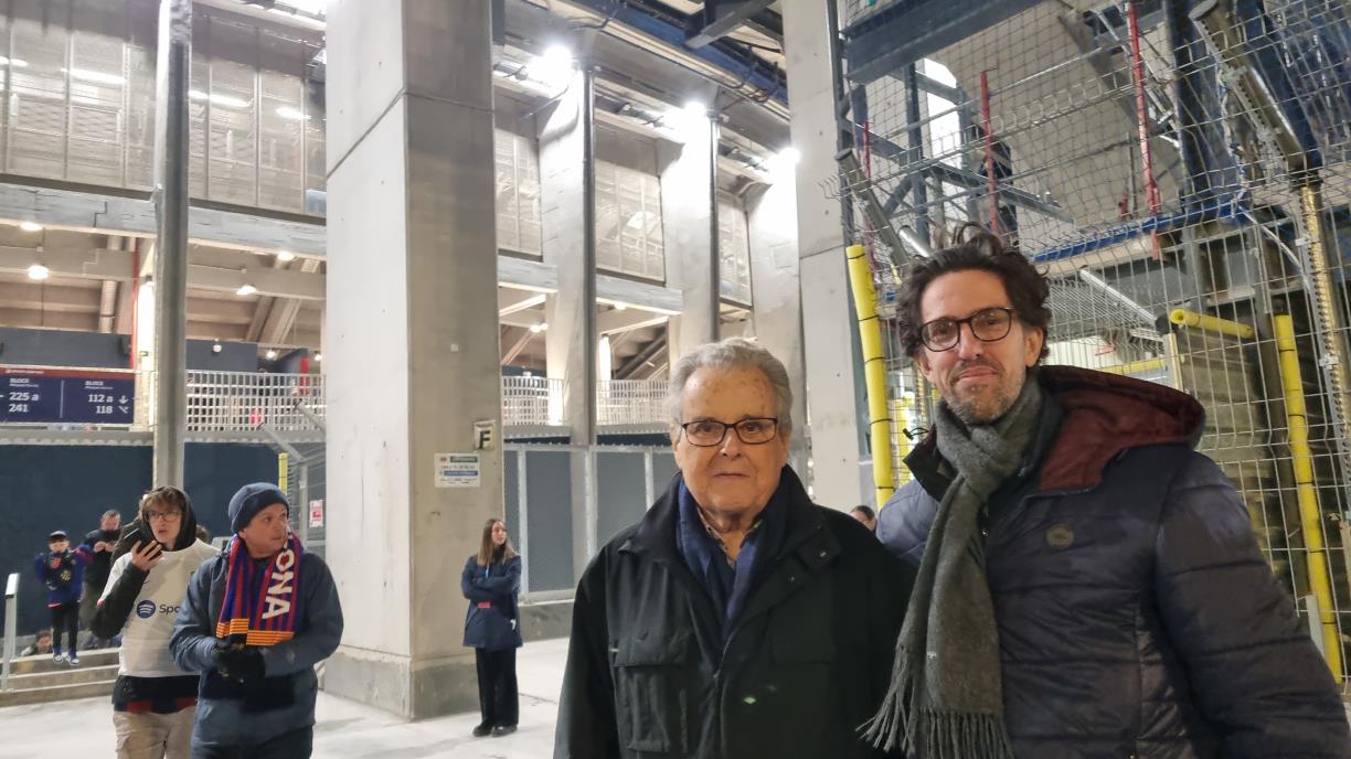 Joan Vallvé i el seu fill Ramon, a la reobertura del Camp Nou. Josep Maria Ràfols