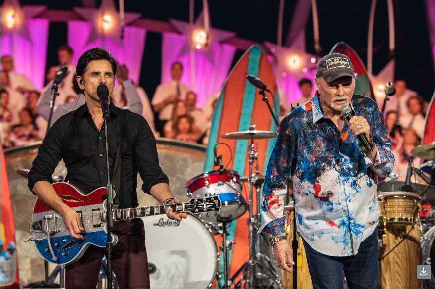 John Stamos se suma com a artista convidat al concert inaugural de The Beach Boys al Festival Terramar CaixaBank. EIX