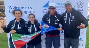 Jordi Sánchez, a la dreta amb l'equip de vela inclusiva a Omán. Eix