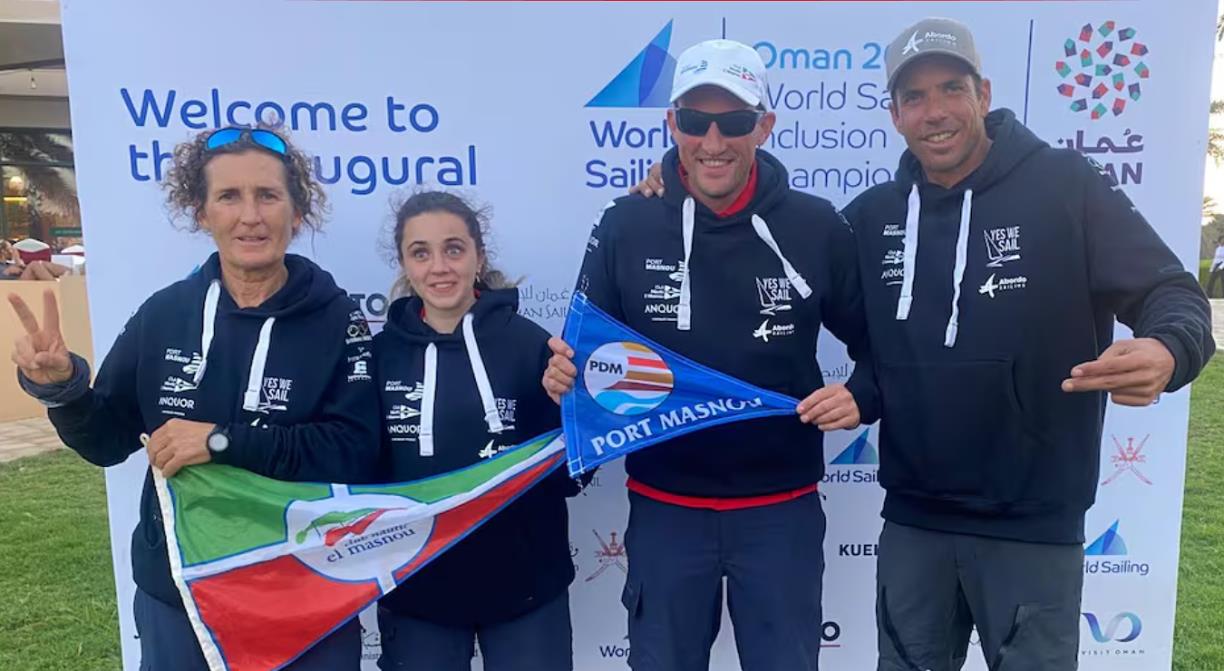 Jordi Sánchez, a la dreta amb l'equip de vela inclusiva a Omán. Eix