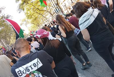 Joves participants en la manifestació del 15 d'octubre a Barcelona. Bara Fall