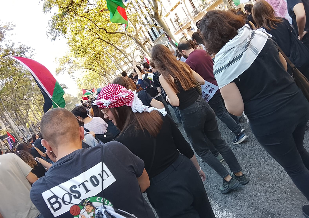 Joves participants en la manifestació del 15 d’octubre a Barcelona. Bara Fall