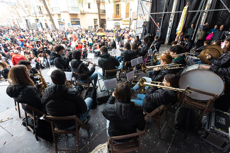 La banda municipal a la plaça de la Vila tocant mentre les comparses salten. Ajt. de Vilanova / @ambideraimon
