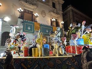 La Cavalcada de Reis de Vilafranca arriba amb novetats en algunes carrosses i un nou grup de carters i carteres reials. Ajuntament de Vilafranca
