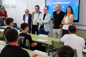 La consellera Esther Niubó visita l'institut F.X. Lluch i Rafecas de Vilanova i la Geltrú el dia d'inici de curs a l'FP  . ACN