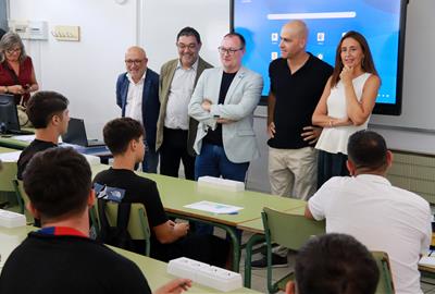 La consellera Esther Niubó visita l'institut F.X. Lluch i Rafecas de Vilanova i la Geltrú el dia d'inici de curs a l'FP  . ACN