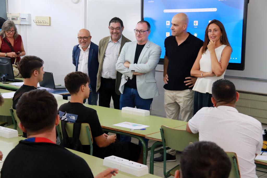La consellera Esther Niubó visita l'institut F.X. Lluch i Rafecas de Vilanova i la Geltrú el dia d'inici de curs a l'FP  . ACN