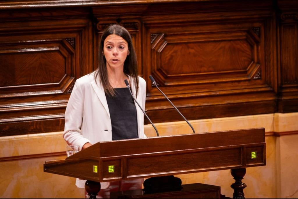 La diputada de Junts, Montse Ortiz, al Parlament. Junts