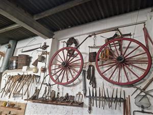 La família Aviñó cedeix el seu material de pagès per al futur Museu de la Pagesia de Cunit. Ajuntament de Cunit