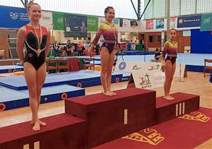 La jove gimnasta del Club Gimnàstica Vilanova, Carlota Moreno al podi. Eix
