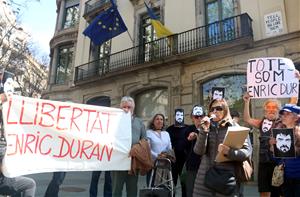 La mare del vilanoví Enric Duran reclama a la UE la llibertat de l'activista, empresonat a França fa 10 mesos