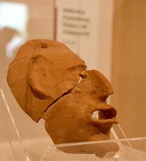La màscara funerària púnica de Mas d’en Gual, una joia única a Catalunya, s’exposa al Museu Deu del Vendrell. Ajuntament del Vendrell