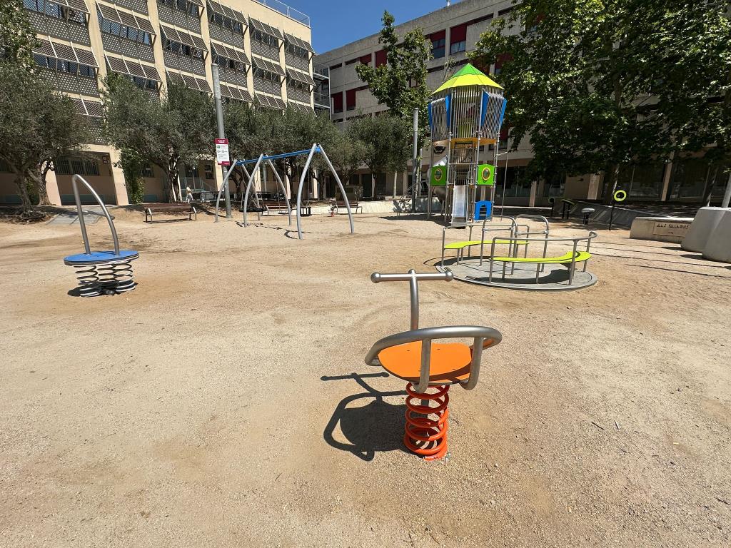 La plaça del Penedès estrena una àrea de jocs infantils més gran, inclusiva i adaptada a totes les edats. Ajuntament de Vilafranca