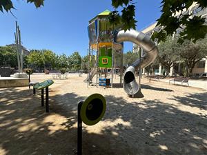 La plaça del Penedès estrena una àrea de jocs infantils més gran, inclusiva i adaptada a totes les edats