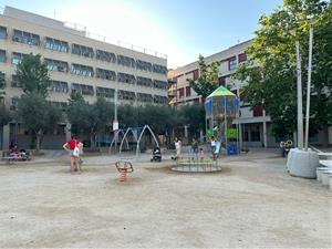 La plaça del Penedès estrena una àrea de jocs infantils més gran, inclusiva i adaptada a totes les edats