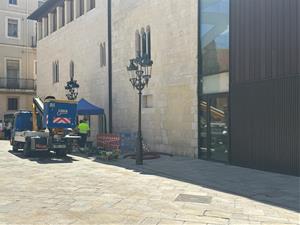 La plaça Jaume I de Vilafranca guanya llum i seguretat amb la instal·lació de dos nous fanals. Ajuntament de Vilafranca