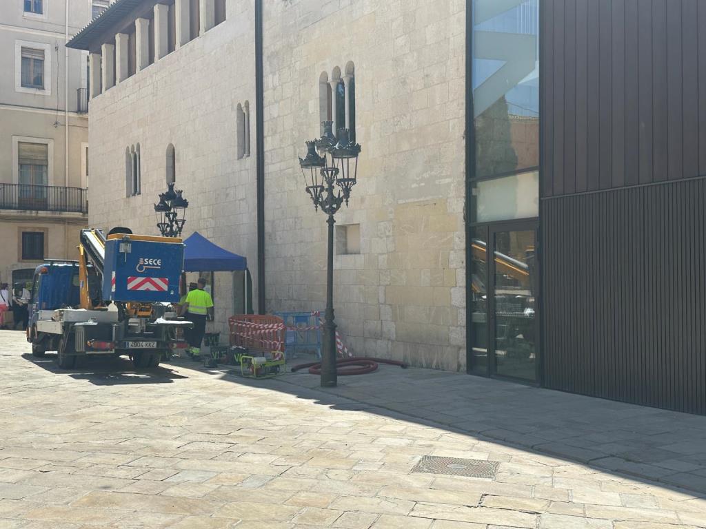 La plaça Jaume I de Vilafranca guanya llum i seguretat amb la instal·lació de dos nous fanals. Ajuntament de Vilafranca