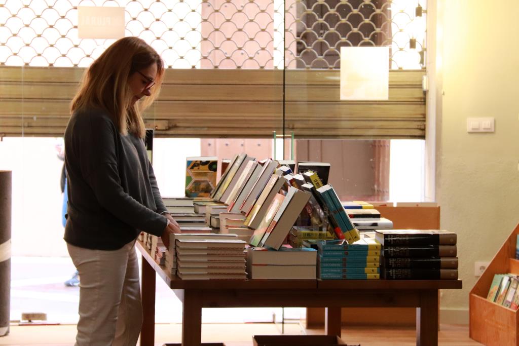 La Plural, la nova llibreria que dos petits empresaris han inaugurat aquest dimarts al local on més de 50 anys va haver Llorens Llibres. ACN