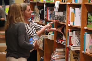 La Plural, la nova llibreria que dos petits empresaris han inaugurat aquest dimarts al local on més de 50 anys va haver Llorens Llibres
