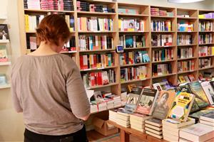 La Plural, la nova llibreria que dos petits empresaris han inaugurat aquest dimarts al local on més de 50 anys va haver Llorens Llibres