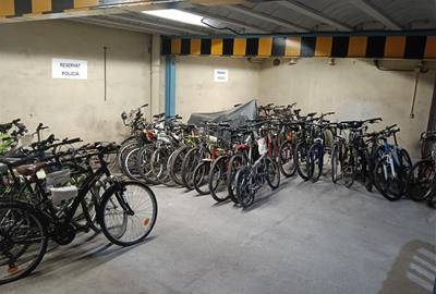 La Policia Local de Vilafranca exposa prop de 90 bicicletes recollides de la via pública. Ajuntament de Vilafranca