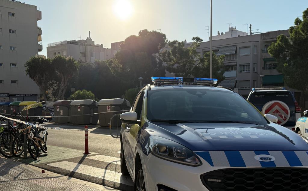 La Policia Local de Vilanova deté dos homes per un robatori violent mentre custodiava l’escenari del crim de Sant Joan. EIX