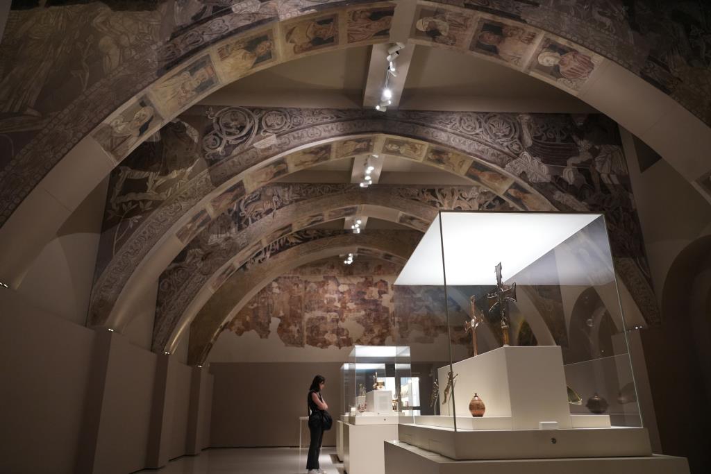 La sala on es troben les pintures murals de Sixena exposades al MNAC, a Barcelona. ACN / Eli Don