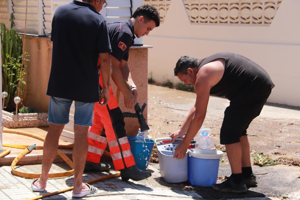 La zona marítima de Cubelles més propera a la desembocadura del riu Foix intenta refer-se aquest diumenge dels estralls del desbordament del riu. ACN