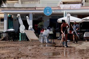 La zona marítima de Cubelles més propera a la desembocadura del riu Foix intenta refer-se aquest diumenge dels estralls del desbordament del riu