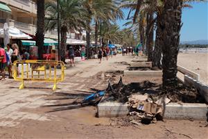 La zona marítima de Cubelles més propera a la desembocadura del riu Foix intenta refer-se aquest diumenge dels estralls del desbordament del riu