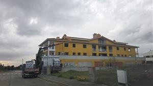 L’Ajuntament de Llorenç del Penedès desbloqueja un bloc de pisos paralitzat durant dues dècades. Ajuntament de Llorenç