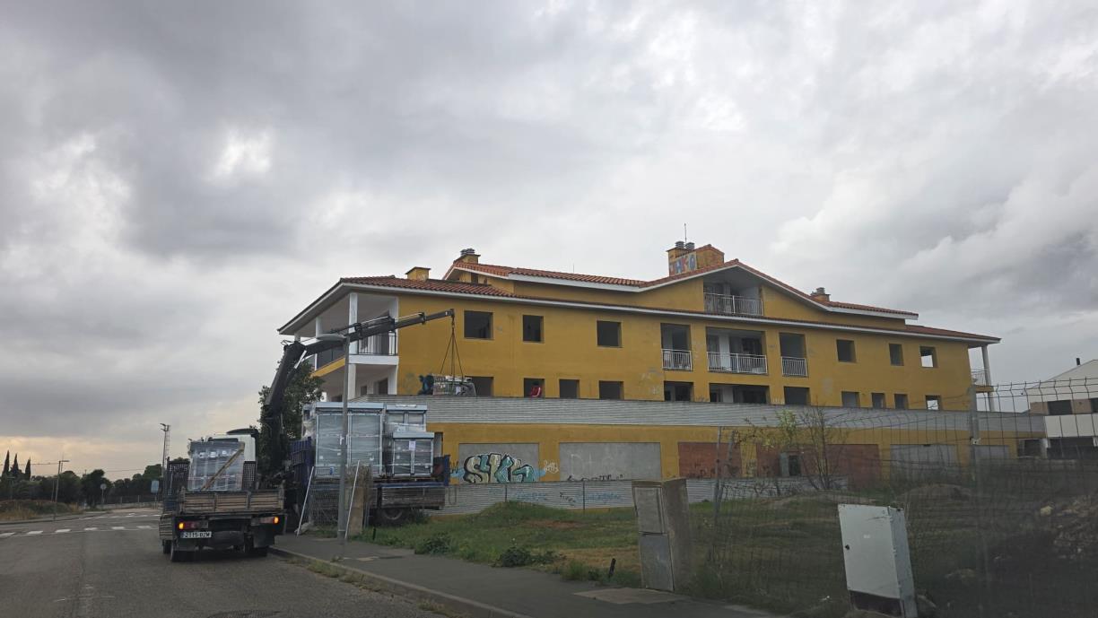 L’Ajuntament de Llorenç del Penedès desbloqueja un bloc de pisos paralitzat durant dues dècades. Ajuntament de Llorenç