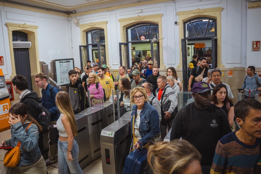L'Ajuntament de Sitges esgarrapa el compromís d'ADIF per millorar l'entorn de les vies i evitar la presència de rates. ACN