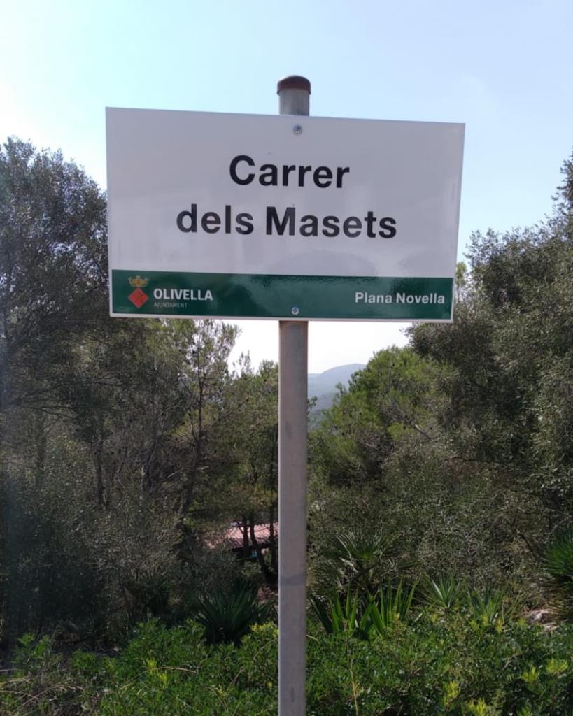 L’Ajuntament d’Olivella renova les plaques dels carrers amb un nou disseny funcional. Ajuntament d'Olivella
