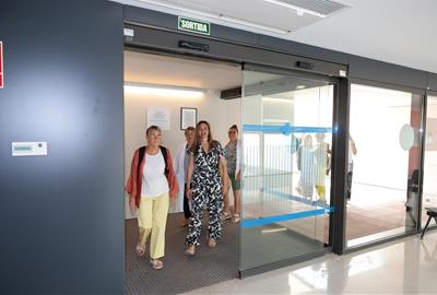 L’alcaldessa de Sant Pere de Ribes demana a la consellera de Salut més recursos per a l’atenció primària i hospitalària. Ajt Sant Pere de Ribes