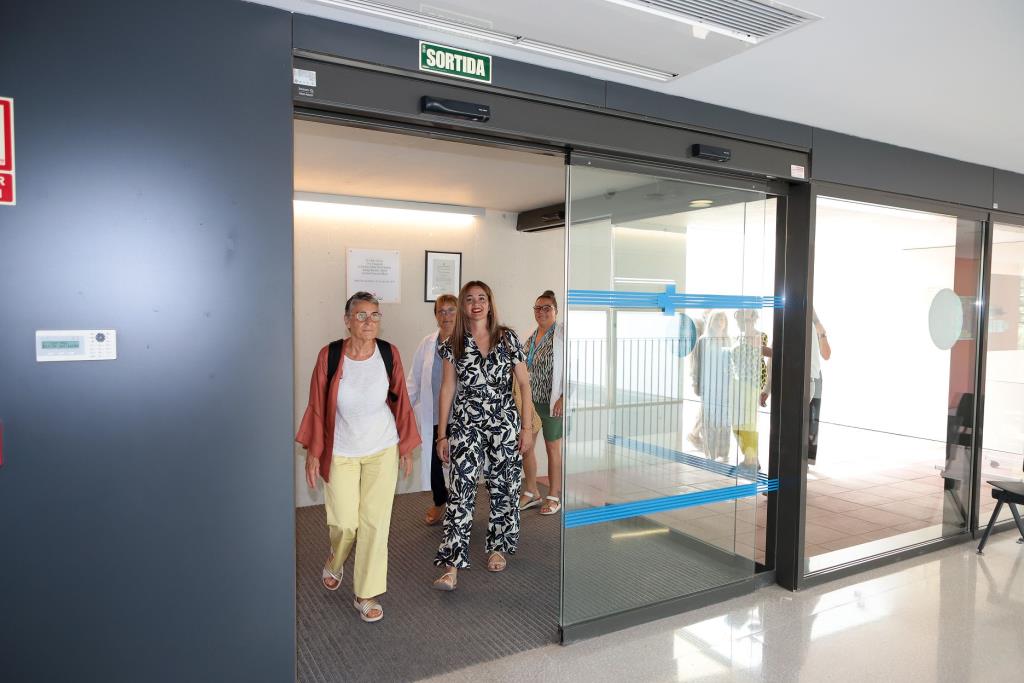 L’alcaldessa de Sant Pere de Ribes demana a la consellera de Salut més recursos per a l’atenció primària i hospitalària. Ajt Sant Pere de Ribes