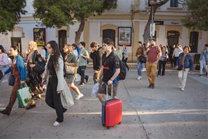 L’alcaldessa de Sitges critica “l’aïllament” del municipi pel tall a Rodalies i exigeix més oferta de bus exprés. ACN