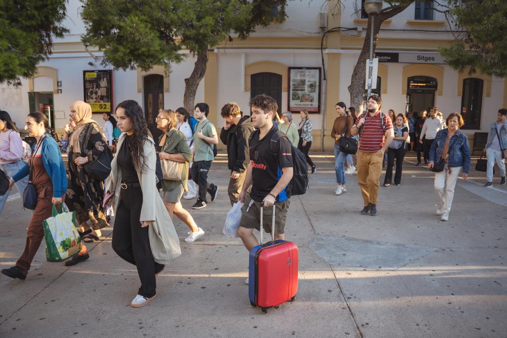 L’alcaldessa de Sitges critica “l’aïllament” del municipi pel tall a Rodalies i exigeix més oferta de bus exprés. ACN