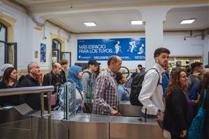 L’alcaldessa de Sitges critica “l’aïllament” del municipi pel tall a Rodalies i exigeix més oferta de bus exprés