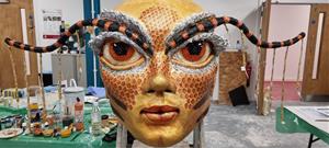 L’artista vilafranquina Dolors Sans crea una geganta per a Manchester en el marc de les Festes de la Mercè. Dolors Sans