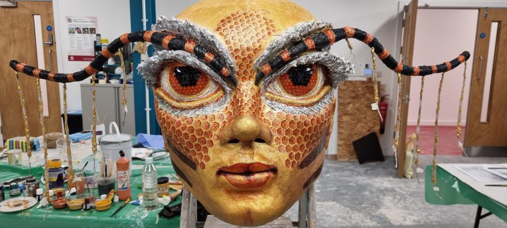 L’artista vilafranquina Dolors Sans crea una geganta per a Manchester en el marc de les Festes de la Mercè. Dolors Sans