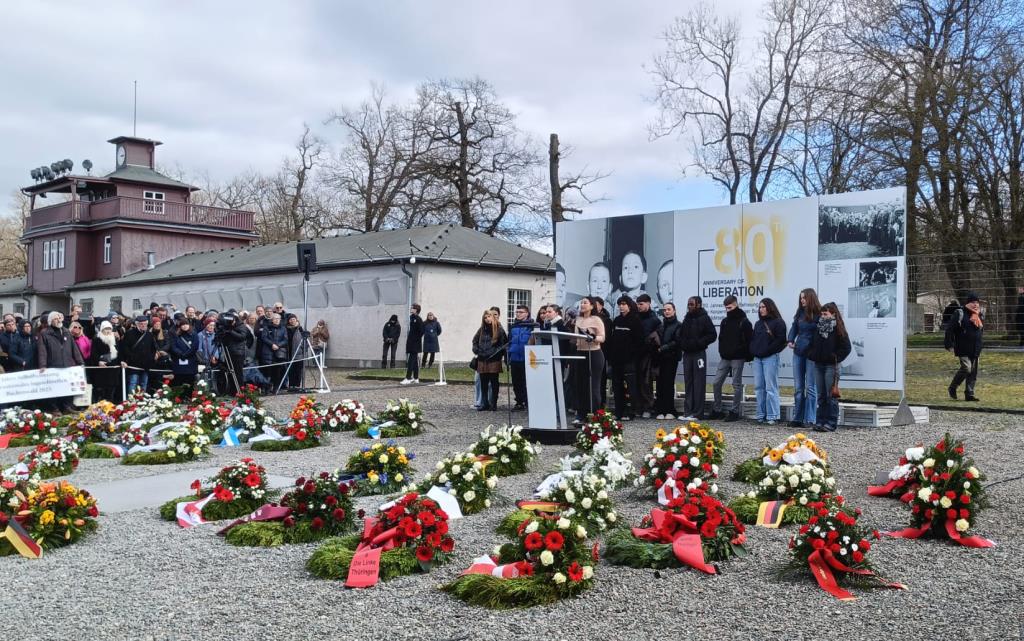 Lectura del manifest del 6 d’abril a Buchenwald. Eix