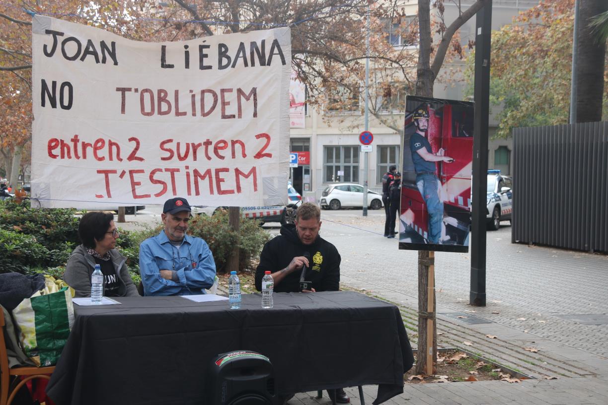 L'entorn del bomber mort a Vilanova i la Geltrú fa quatre anys es concentra a Interior i exigeix 