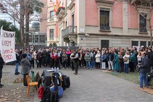 L'entorn del bomber mort a Vilanova i la Geltrú fa quatre anys es concentra a Interior i exigeix 